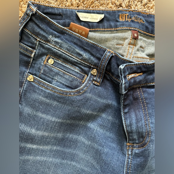 Kut From the Kloth Catherine Boyfriend Jeans. Mid-Rise. Color=Easily Wash. Sz 6. - Picture 13 of 13